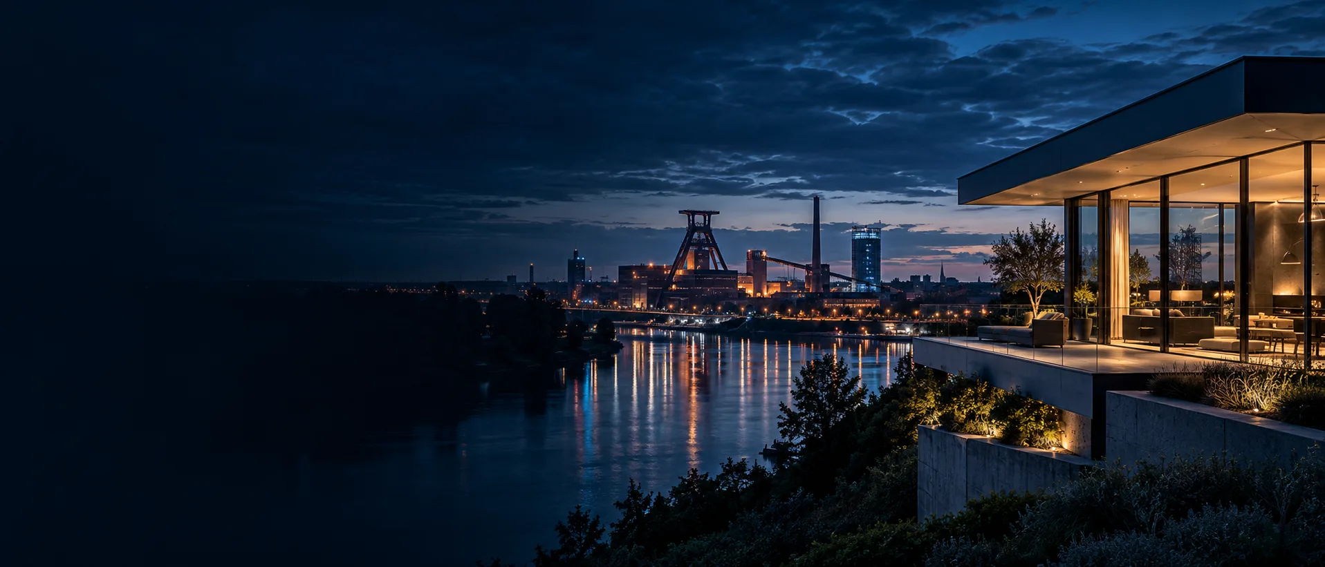 Ruhrgebiets-Motiv mit Förderturm, Wasser und moderner Architektur in der Abenddämmerung